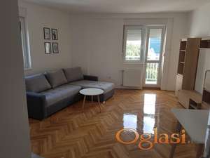 Dvostrano orijentisan dvoiposoban stan (55m2) u novoj zgradi od fasadne cigle