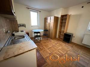 Mali stan u mirnom kraju Telepa sa puno parkinga oko zgrade