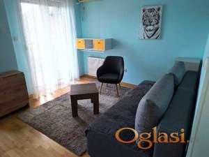 Izdajem namešten komforan jednosoban stan u novoj zgradi na Limanu