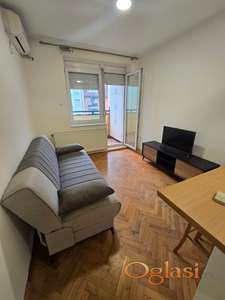 Kompletno nameštena garsonjera sa pravom korišćenja parking mesta