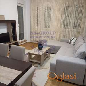 Izdaje se jednoiposoban stan površine 42 m² koji se nalazi na odličnoj i traženoj lokaciji na Socijalnom.