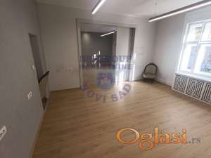 Izdaje se prostran trosoban salonski stan od 114m² na odličnoj lokaciji kod Spensa.