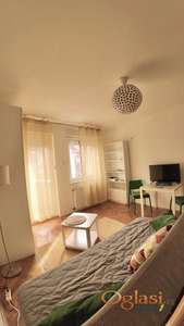  GARSONJERA NA NOVOJ DETELINARI SA PARKING MESTOM 