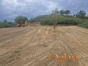 Odličan plac na Čardaku! Projekat za kuću, struja! Može se kupiti sa placem pored!