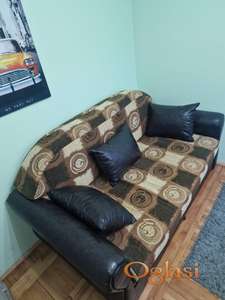 Dvosed knjiga sa fiokama i jastucima na prodaju