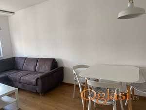 BUL.EVROPE - NAMEŠTEN DVODOBAN STAN SA GARAŽNIM MESTOM - USELJIVO ODMAH!!!