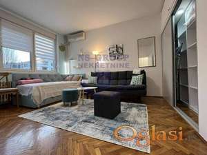 Izdaje se komforan, kompletno opremljen jednosoban stan površine 25 m², koji se nalazi na drugom spratu od ukupno četiri.