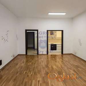 Izdaje se prostran četvorosoban stan površine 113 m², smešten na odličnoj lokaciji u blizini Bulevara Oslobođenja