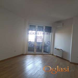 Izdaje se garsonjera površine 27 m² na Bulevaru, pogodna za stanovanje ili kao poslovni prostor.