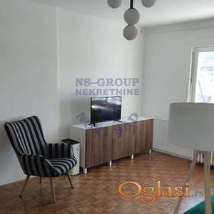 Izdaje se lepo namešten i skroz renoviran dvosoban stan na Satelitu, idealan za miran i komforan život.