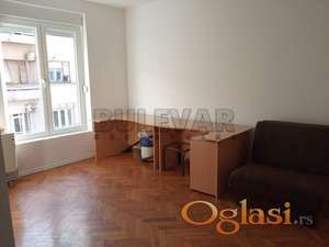Izdaje se dvosoban stan u centru grada 44m2 kao poslovni prostor