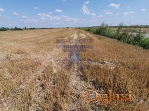 Odlično pozicioniran plac, ravan, sa dobrom površinom, uknjižen.