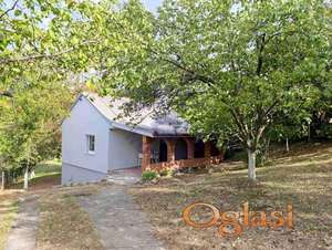 U pitanju je vikendica na Banstolu na svega 100 metara od glavnog puta.