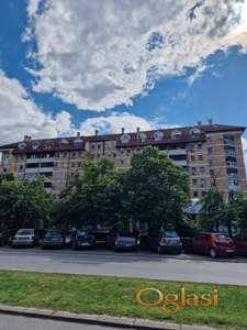 ŽUTA FASADNA CIGLA RUMENAČKA KOD ABC-a SAJAM 95M2 PRVI SPRAT ODLIČNOG RASPOREDA DVOSTRANO ORJENTISAN MOŽE ZAMENA