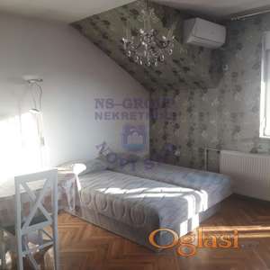 Izdaje se prostrana garsonjera površine od 30m2 u blizini Bulevara Evrope