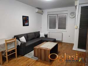 ODLIČNA GARSONJERA, GRBAVICA