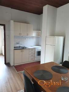 Izdajem dvosoban stan 50 m2 na Adamovićevom naselju