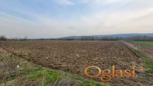 Parcela 1.8hektara (visokonaponska struja) ravna