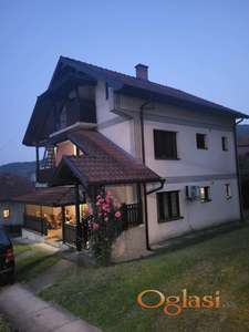 Prodaje se domaćinstvo koje se sastoji od dve zasebne stambene celine ukupne površine 396 m2 i jednog pomoćnog objekta.