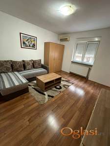 JEDNOIPOSOBAN NAMEŠTEN PREKO PUTA FUTOŠKE PIJACE-VLASNIK IZDAJE