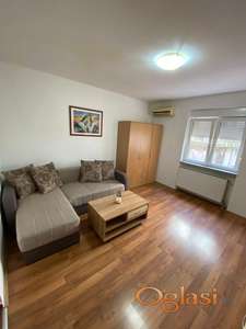 JEDNOIPOSOBAN NAMEŠTEN PREKO PUTA FUTOŠKE PIJACE-VLASNIK IZDAJE