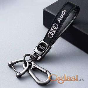 Audi luksuzni crni auto privesci 2 tipa sa alatom