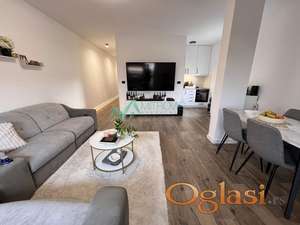 Novi Sad, Veternička rampa - Namešten, komforan četvorosoban stan sa velikom krovnom terasom+ garaža + parking 