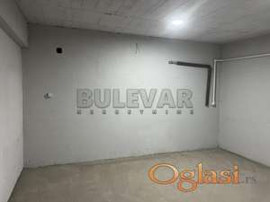 Izdaje se garažno mesto na Panteleju, 26m2