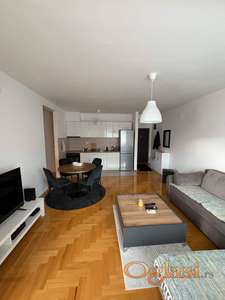 Banjica – lepo namešten dvosoban stan 49 m², terasa, lift, klima – 700 EUR