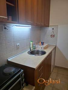 Izdaje se odlična,renovirana garsonjera na Grbavici