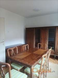 Prodajem Vitrinu, Komodu, i Sto za Rucavanje