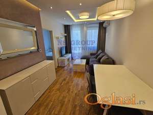 Izdaje se odličan jednoiposoban stan u novijoj zgradi, u mirnoj ulici nadomak centra.