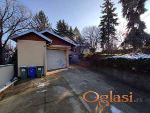 Fantastična kuća na vrhunskoj lokaciji punoj zelenila i u blizini gradskog prevoza.