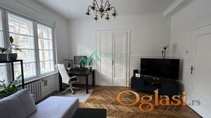 FENOMENALAN DVOSOBAN, SALONSKI STAN OD 56m² U CENTRU – KEJ- izuzetna ponuda 