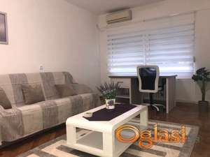 ODLICAN JEDNOSOBAN STAN VLIZINA SAJMA