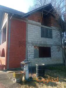 Kuća u Smederevskoj Palanci, 95 m2 u osnovi, plac 1674 m2