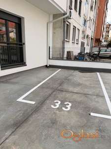 Parking mesto u dvorištu zgrade, rampa