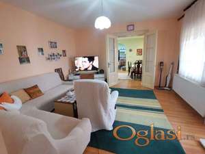 Odlična kuća u Titelu sa prelepim placem