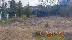 GRAĐEVINSKI plac koji se nalazi odmah iza "POP HILL-a"