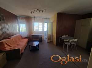 IZDAJE SE KOMFORAN DVOSOBAN STAN U BLIZINI CENTRA NOVOG SADA (BULEVAR OSLOBOĐENJA)