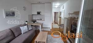 NOV, NAMESTEN JEDNOIPOSOBAN STAN SA PARKINGOM, BULEVAR - SAJAM