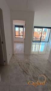 <p>NOV PRAZAN DVOSOBAN LUX STAN SA PARKINGOM, CENTAR