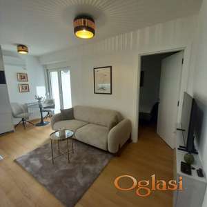 CENTAR - NOVA ZGRADA - NOV NAMEŠTEN JEDNOIPOSOBAN STAN - PARKING MESTO U GARAŽI - PRVI PUT SE IZDAJE!!!! RETKO U PONUDI!!!