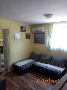 Prelep ušuškan stan u polusuterenu na extra lokaciji odmah useljiv.Za sve informacije zvati 0621036006