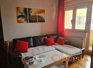 Nov moderno namešten stan u neposrednoj blizini centra grada