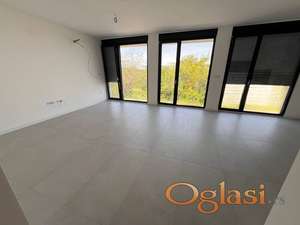 NA PRODAJU - Stan površine 98 m² sa panoramskim pogledom, 2 garažna mesta i dvorište u ceni