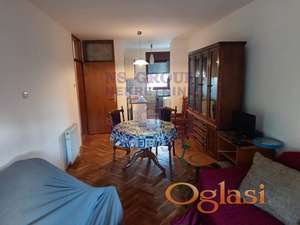 Izdaje se namešten dvosoban stan površine 43m², koji se nalazi na Socijalnom.