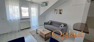 Unikatan dvoiposoban stan sa krovnom terasom u širem centru grada