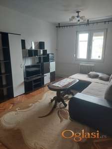 Odmah useljiv ,kompletno namesten stan u strogom centru Rume!