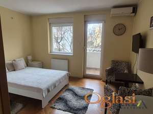 LEPA GARSONJERA NA GRBAVICI